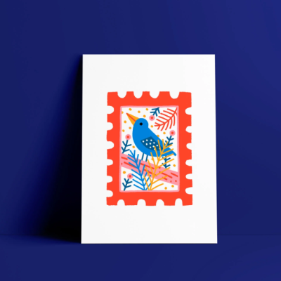 Cartão branco com ilustração de selo postal com pássaro azul e plantas coloridas