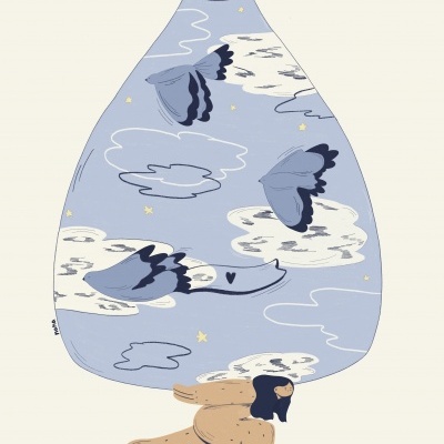 Ilustração de uma garrafa transparente com aves e estrelas, homem baixo em casaco bege em fundo claro