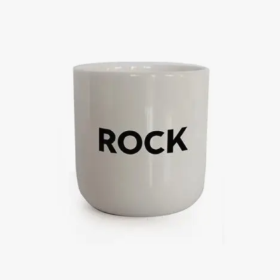 Caneca de cerâmica branca com a palavra ROCK em letras pretas