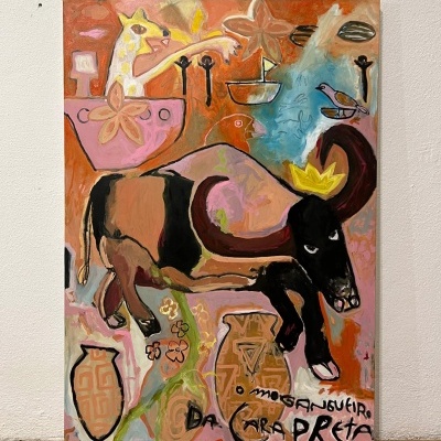 Quadro colorido com pintura de animal com chifres e elementos abstratos e texto manuscrito.