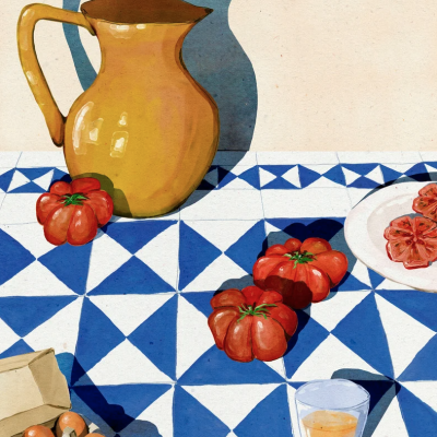 Jarra de cerâmica amarela, tomates grandes vermelhos, ovos e copo com líquido sobre mesa com toalha azul e branca