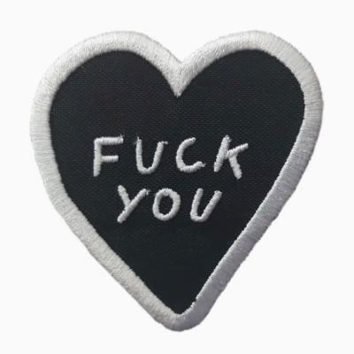 Patch bordado de coração preto com texto branco