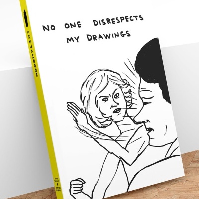 Caderno de desenho branco com ilustração a preto e texto 'NO ONE DISRESPECTS MY DRAWINGS' com lombada amarela.