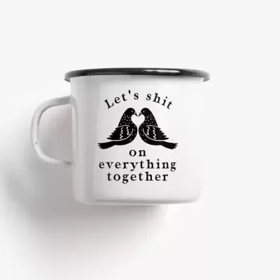 Caneca metálica branca com ilustração de aves e texto.