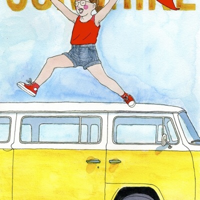 Mulher saltando em carrinha amarela sob céu azul com texto SUNSHINE