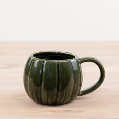 Caneca cerâmica verde escura com textura canelada e alça redonda em fundo claro