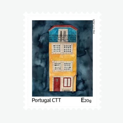 Selo postal com casa amarela e varanda azul em fundo azul escuro