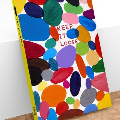 Caderno com capa colorida e texto KEEP IT LOOSE