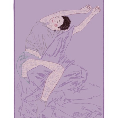 Pessoa deitada em fundo roxo com roupa cinza e azul