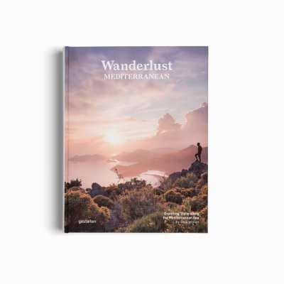 Capa do livro Wanderlust Mediterranean com imagem de paisagem ao pôr do sol