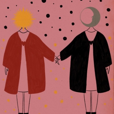 Duas mulheres com casacos e vestidos cor de rosa com fundo de pontos