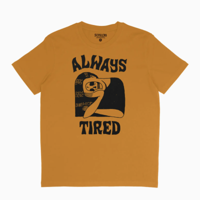 T-shirt mostarda com estampado preto de figura esquelética e texto