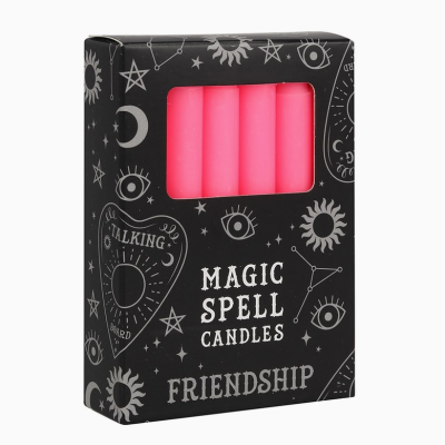 Caixa preta decorativa com cinco velas rosa visíveis e texto magic spell candles friendship.