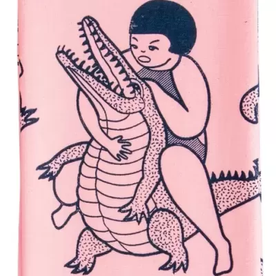Pano de cozinha rosa com desenho em preto de pessoas abraçando crocodilos e texto em vermelho