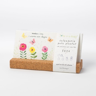 Calendário para plantar 2024 com capa ilustrada e suporte de cortiça