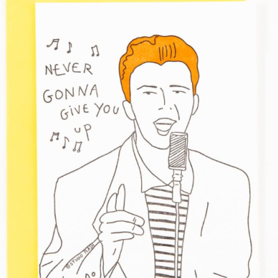 Cartão ilustrado com homem a cantar e texto 'NEVER GONNA GIVE YOU UP' com envelope amarelo