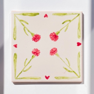 Azulejo quadrado branco com flores vermelhas e folhas verdes decorativas