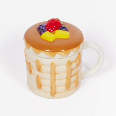 Caneca cerâmica decorada como bolo com tampa e frutas no topo