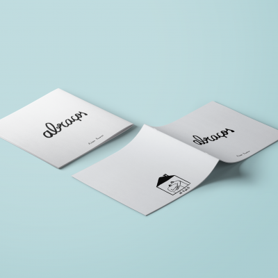 Três cartões brancos com texto e design preto numa superfície azul clara