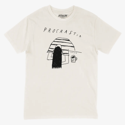 T-shirt branca com estampa preta de uma personagem e texto