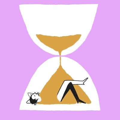 Desenho estilizado de uma ampulheta com areia castanha e figura humana dentro, em fundo lilás