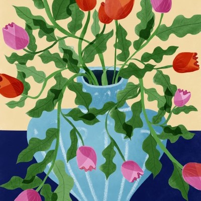 Pintura de vaso azul com tulipas vermelhas e cor-de-rosa e folhas verdes em fundo amarelo
