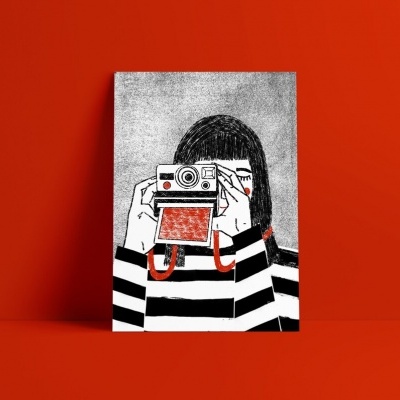 Ilustração de pessoa a tirar foto com máquina fotográfica retro num quadro contra parede vermelha