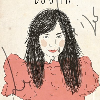 Ilustração de mulher com cabelo preto e camisa rosa com mangas bufantes, texto BJÖRK acima