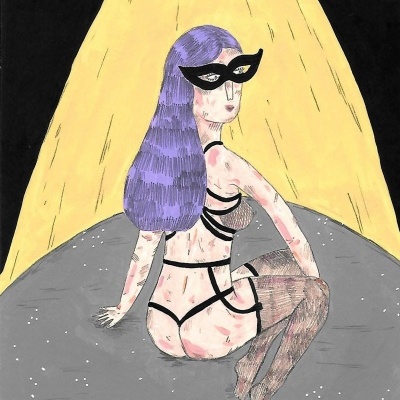 Mulher com lingerie preta e máscara, cabelo roxo e meias arrastão sentada sob iluminação amarela.