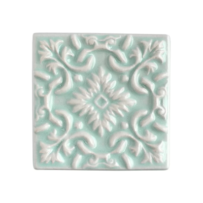 Azulejo cerâmico decorativo verde água com relevo branco