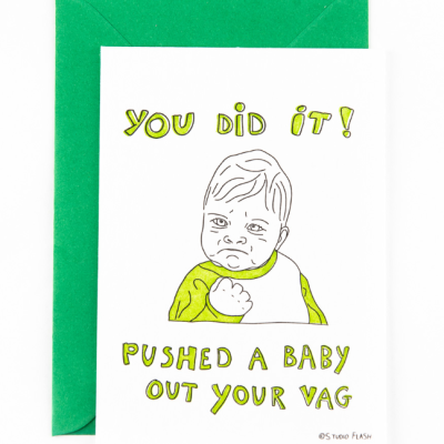 Cartão comemorativo com desenho de bebé e texto motivacional em inglês e envelope verde