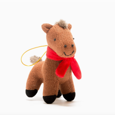 Brinquedo de pelúcia em forma de cavalo castanho com cachecol vermelho
