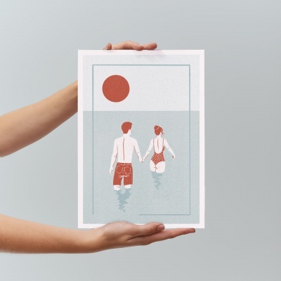 Ilustração de casal na água com sol vermelho