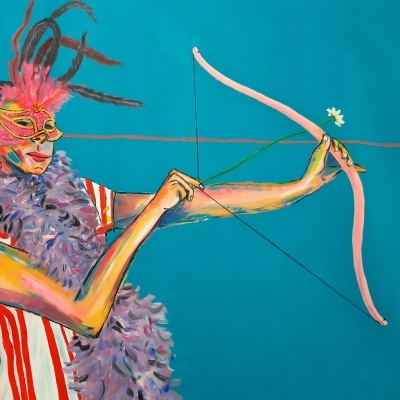 Figura colorida com máscara e arco num fundo azul