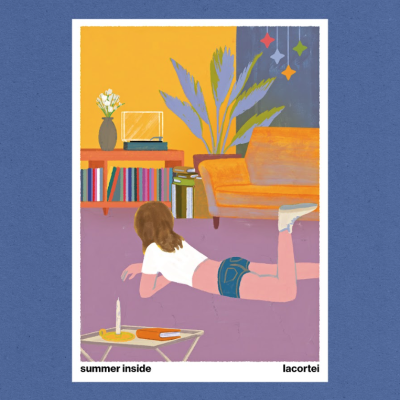 Ilustração de jovem em sala com sofá laranja, tapete roxo e prateleira de livros