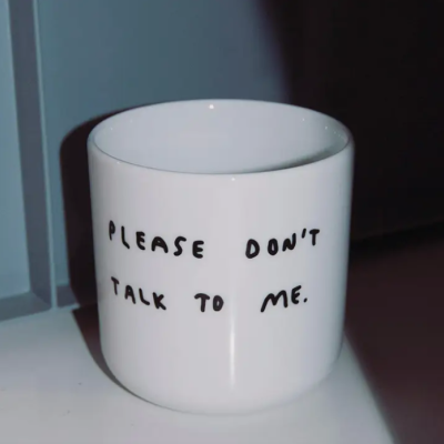 Caneca branca com texto preto 'PLEASE DON'T TALK TO ME.'
