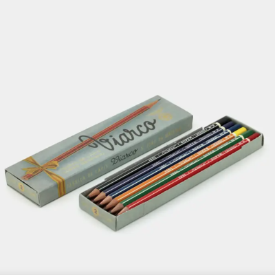 Conjunto de lápis de cor Diarco em caixa cinza com sete lápis coloridos