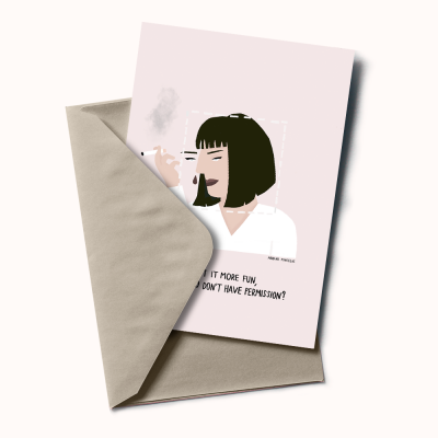 Cartão postal com ilustração de mulher fumando dentro de envelope bege