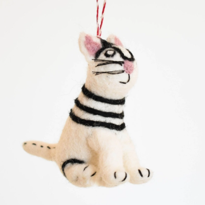 Boneco de gato de feltro creme com riscas pretas suspenso por corda vermelha e branca