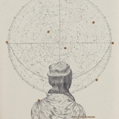 Ilustração a preto e branco de pessoa diante de carta celeste circular com estrelas e constelações