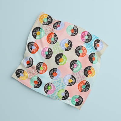 Lenço colorido com padrão de círculos e texto manuscrito