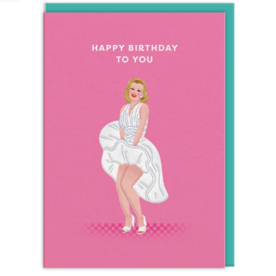 Cartão de aniversário rosa com desenho de mulher loira em vestido branco e texto HAPPY BIRTHDAY TO YOU