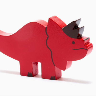 Dinossauro vermelho de madeira com detalhes em preto sobre fundo branco