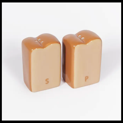Conjunto de saleiro e pimenteiro cerâmicos castanhos e creme com letras S e P.