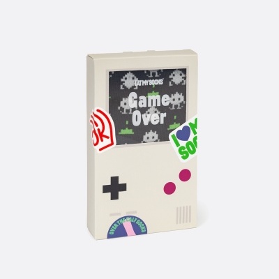 Embalagem de cartão com design retro de consola de jogos e textos 'EAT MY SOCKS GAME OVER'