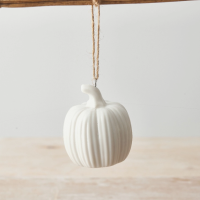 Enfeite pendurado em forma de abóbora branca com cordão rústico