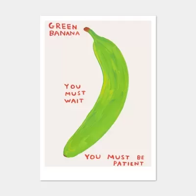 Ilustração de uma banana verde com texto vermelho em fundo bege claro.