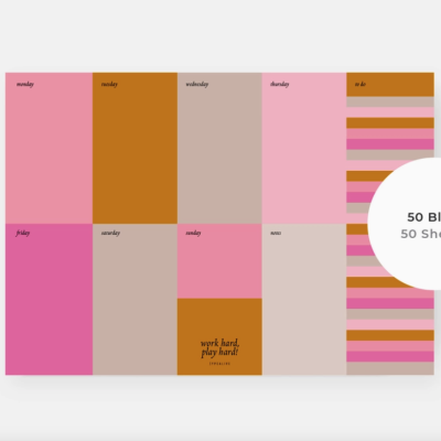 Folhas coloridas organizadas por dias da semana com etiqueta '50 Blatt 50 Sheets' e lápis preto