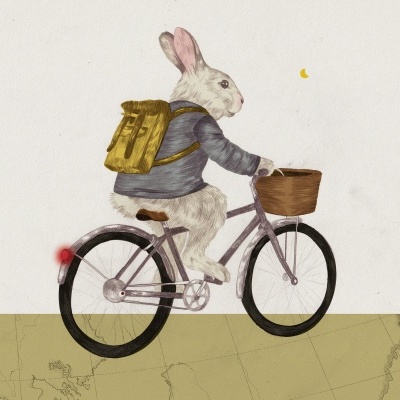 Desenho de coelho de mochila numa bicicleta rosa com cesto castanho em fundo neutro