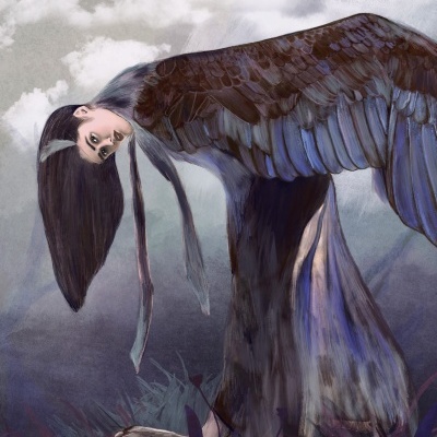 Criatura com corpo de pássaro e cabeça humana em ambiente nublado